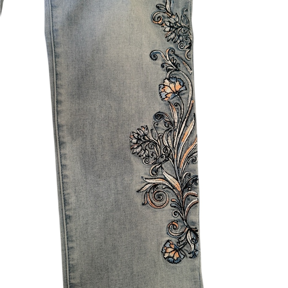 Chico’s light wash floral embroidered denim jeans size 8/10 - Picture 3 of 7